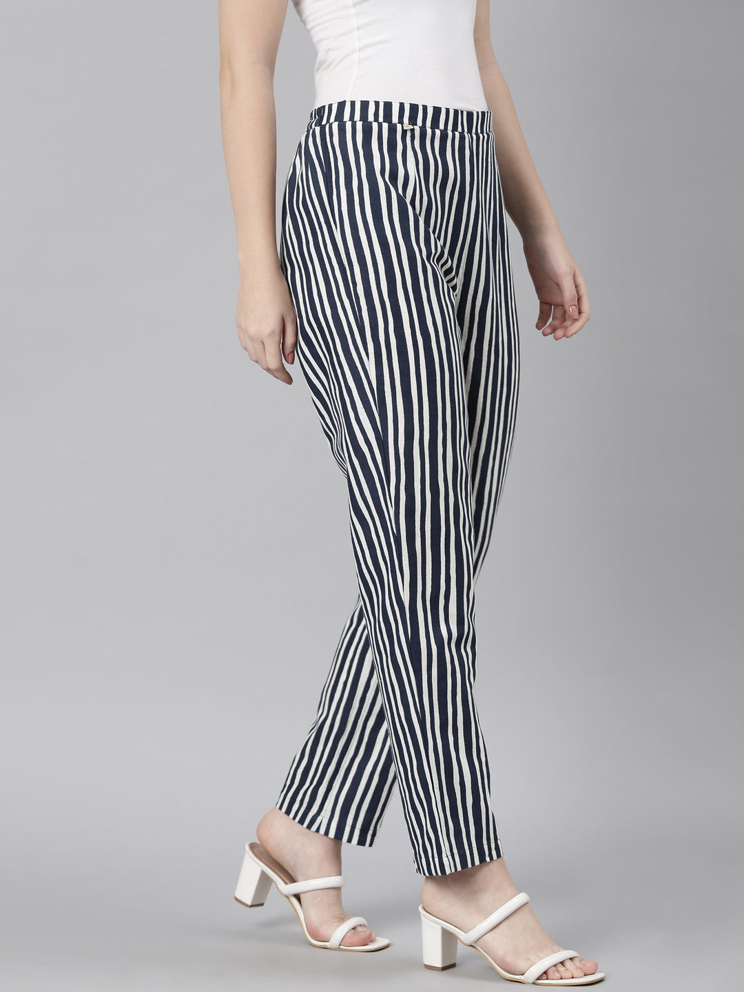 Neerus Blue straight pant bottom - detail view 3