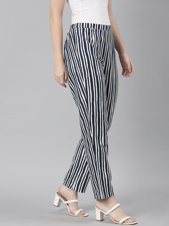 Neerus Blue straight pant bottom - detail view 3