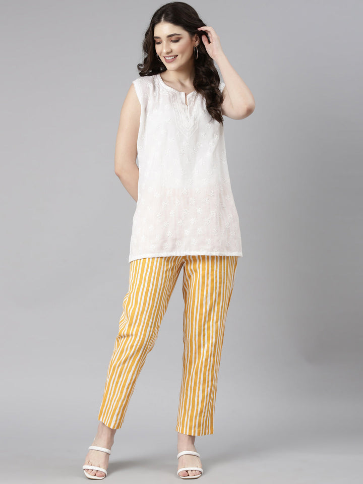 Neerus Yellow solid straight pant - detail view 3