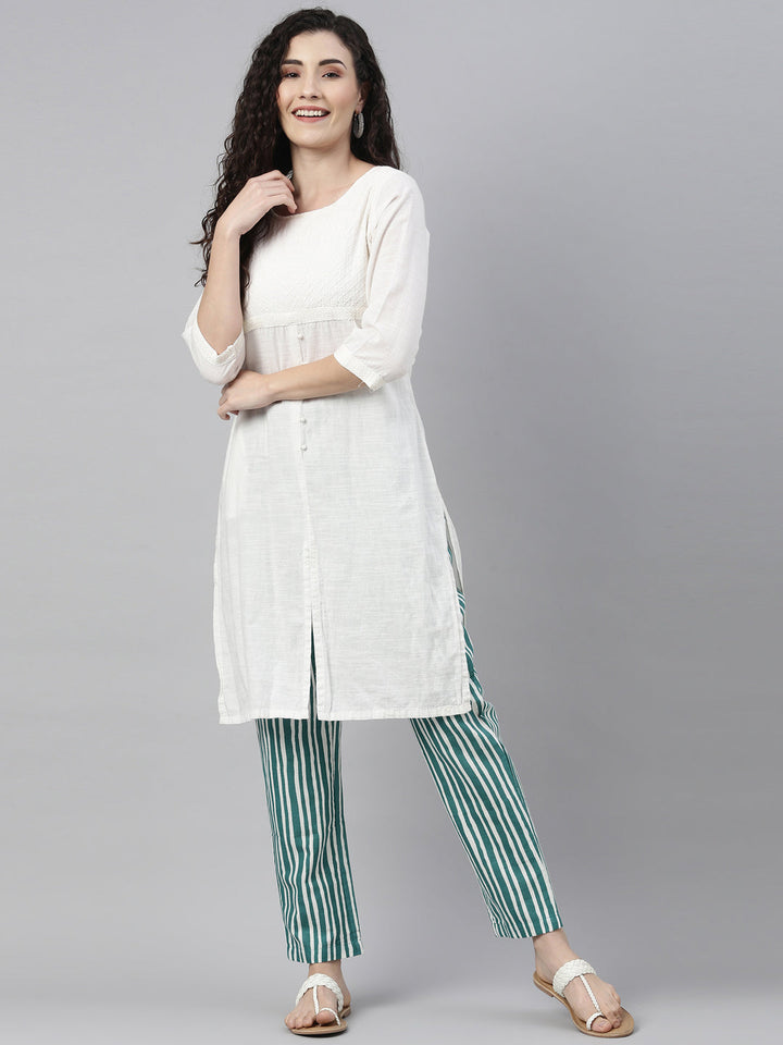 Neerus Green cotton solid calf length pant - detail view 1