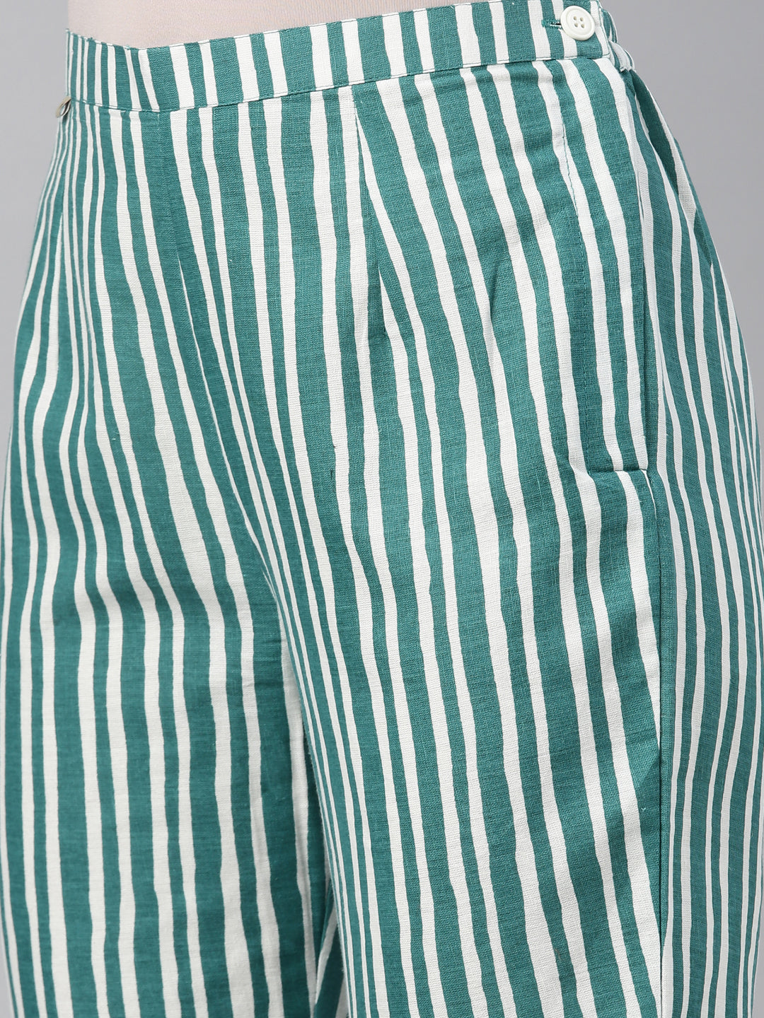 Neerus Green cotton solid calf length pant - detail view 4