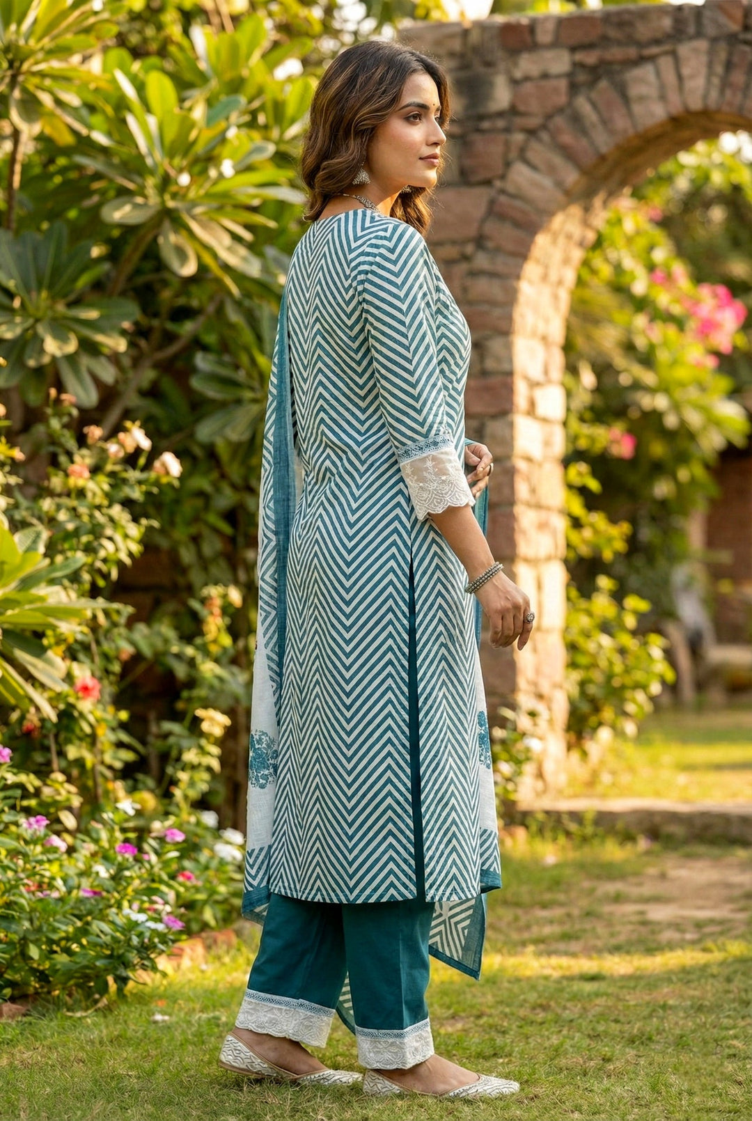 Neerus Green cotton printed suit set - back view