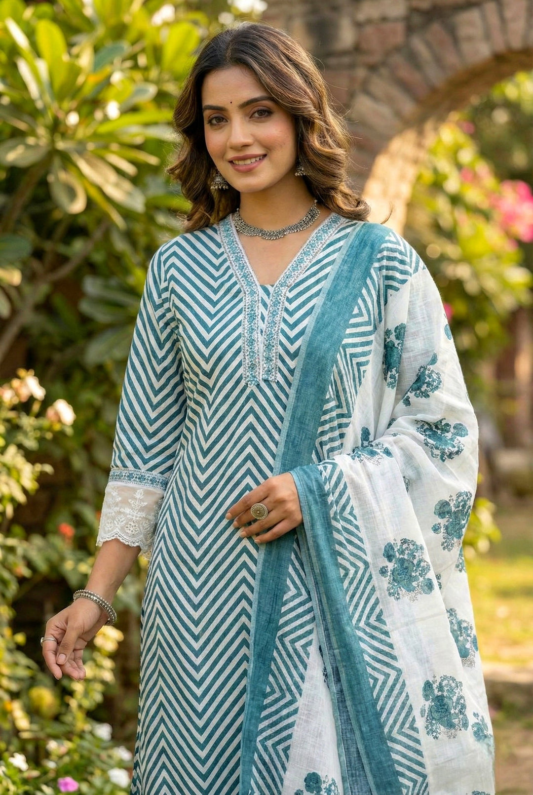 Neerus Green cotton printed suit set - detail view 3