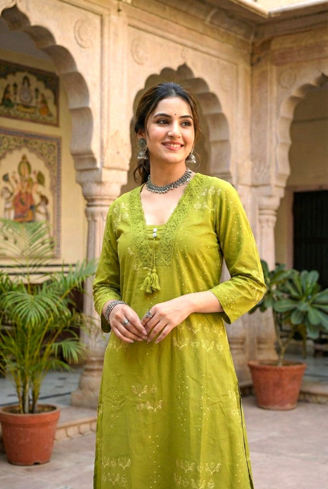 Neerus Green cotton printed suit set - detail view 2