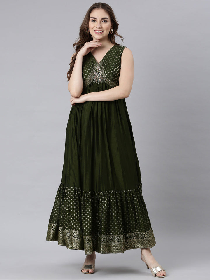 Neerus Green raw silk printed flared maxi dress - detail view 2