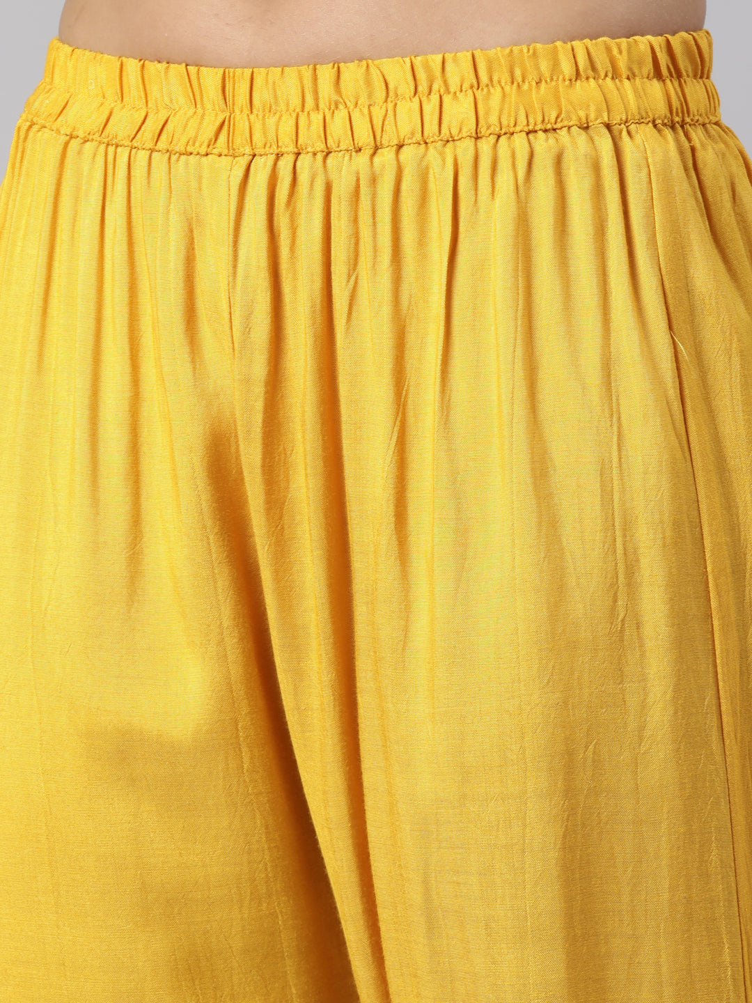 Neerus Yellow solid straight suit set - detail view 3