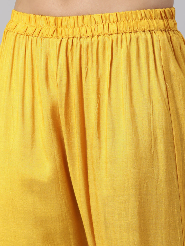 Neerus Yellow solid straight suit set - detail view 3
