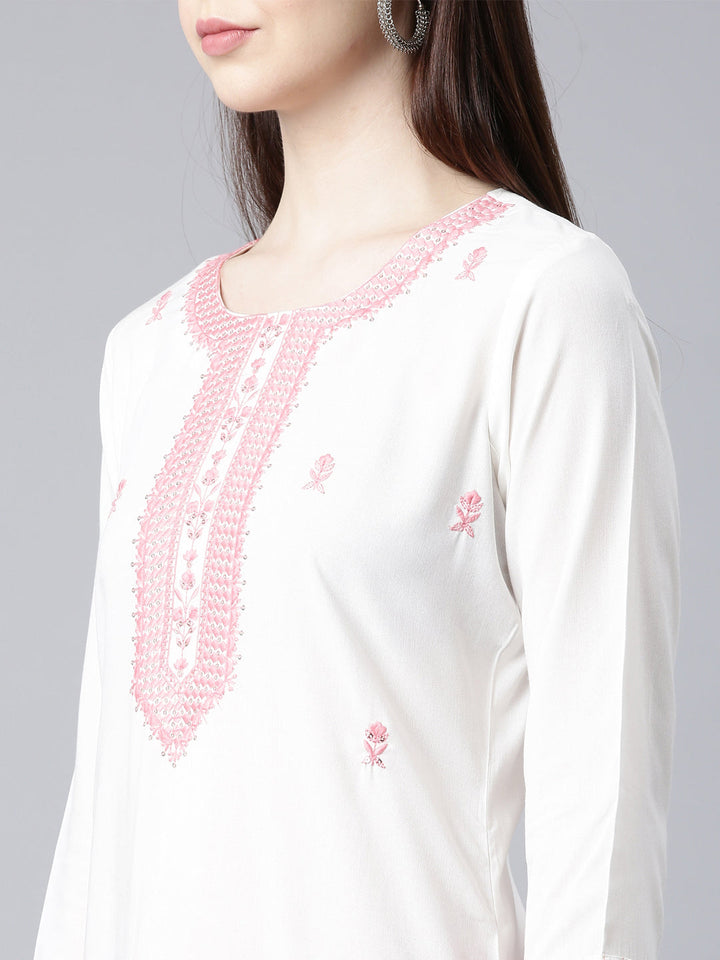 Neerus Pink rayon printed floral straight kurta - detail view 2