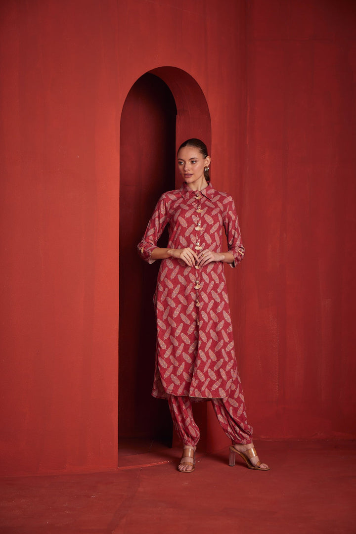 Neerus Red rayon solid kurta set - side view