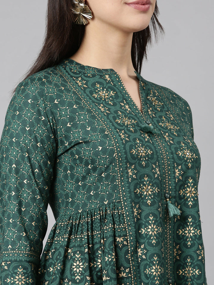 Neerus Green printed flared maxi dress - detail view 1
