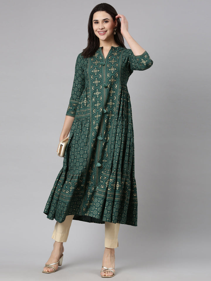 Neerus Green printed flared maxi dress - detail view 2