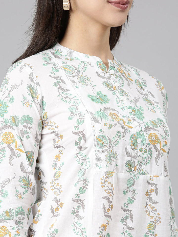 Neerus Green printed floral straight kurti - detail view 2