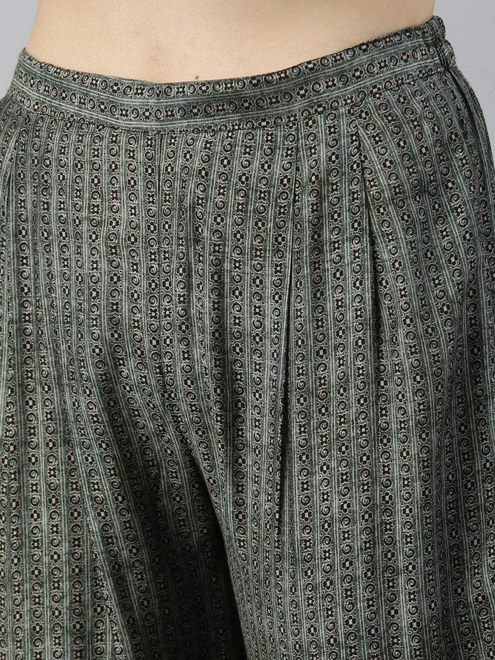 Neerus Black muslin straight suit set - detail view 4