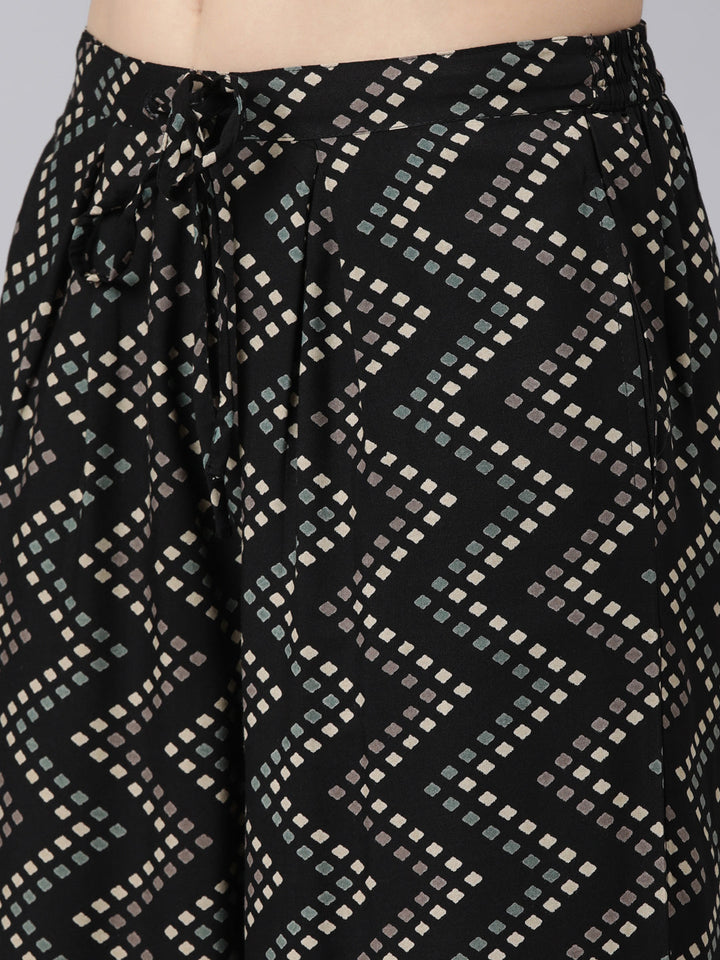 Neerus Black quirky printed straight suit set - detail view 3