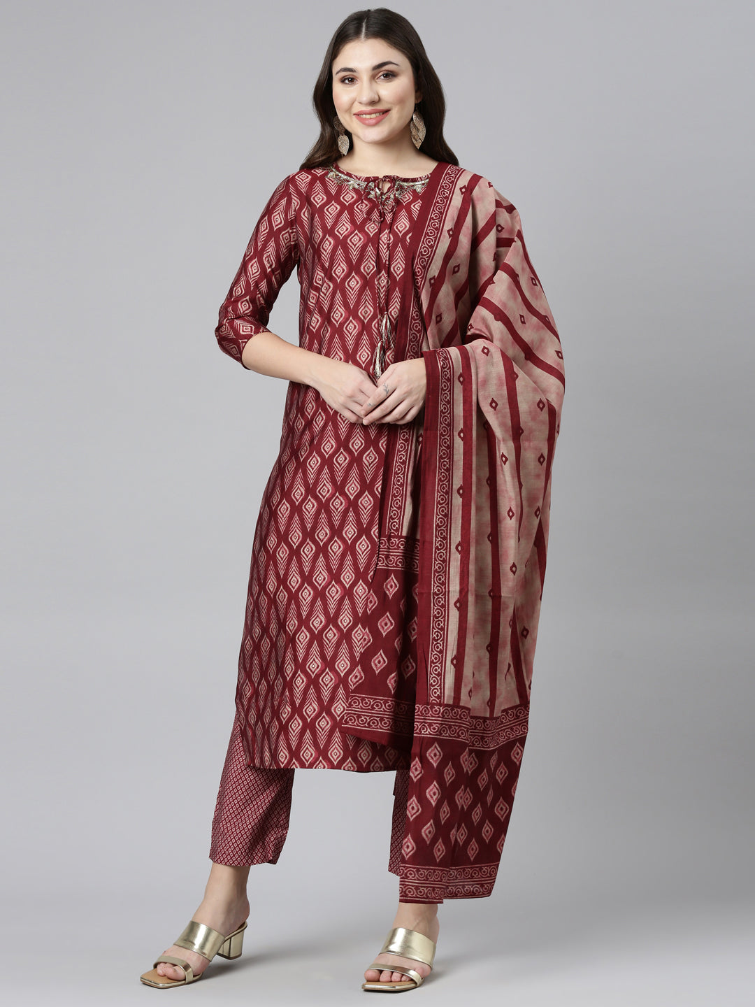 Neerus Maroon printed straight kurta set - detail view 2