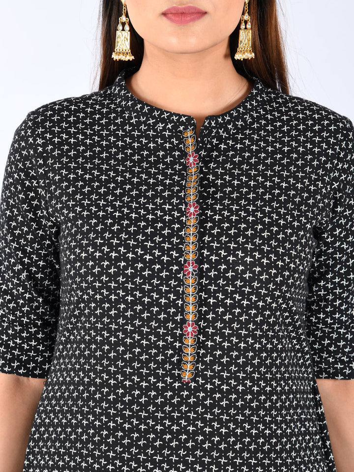 Neerus Black slub cotton printed kurta set - detail view 1