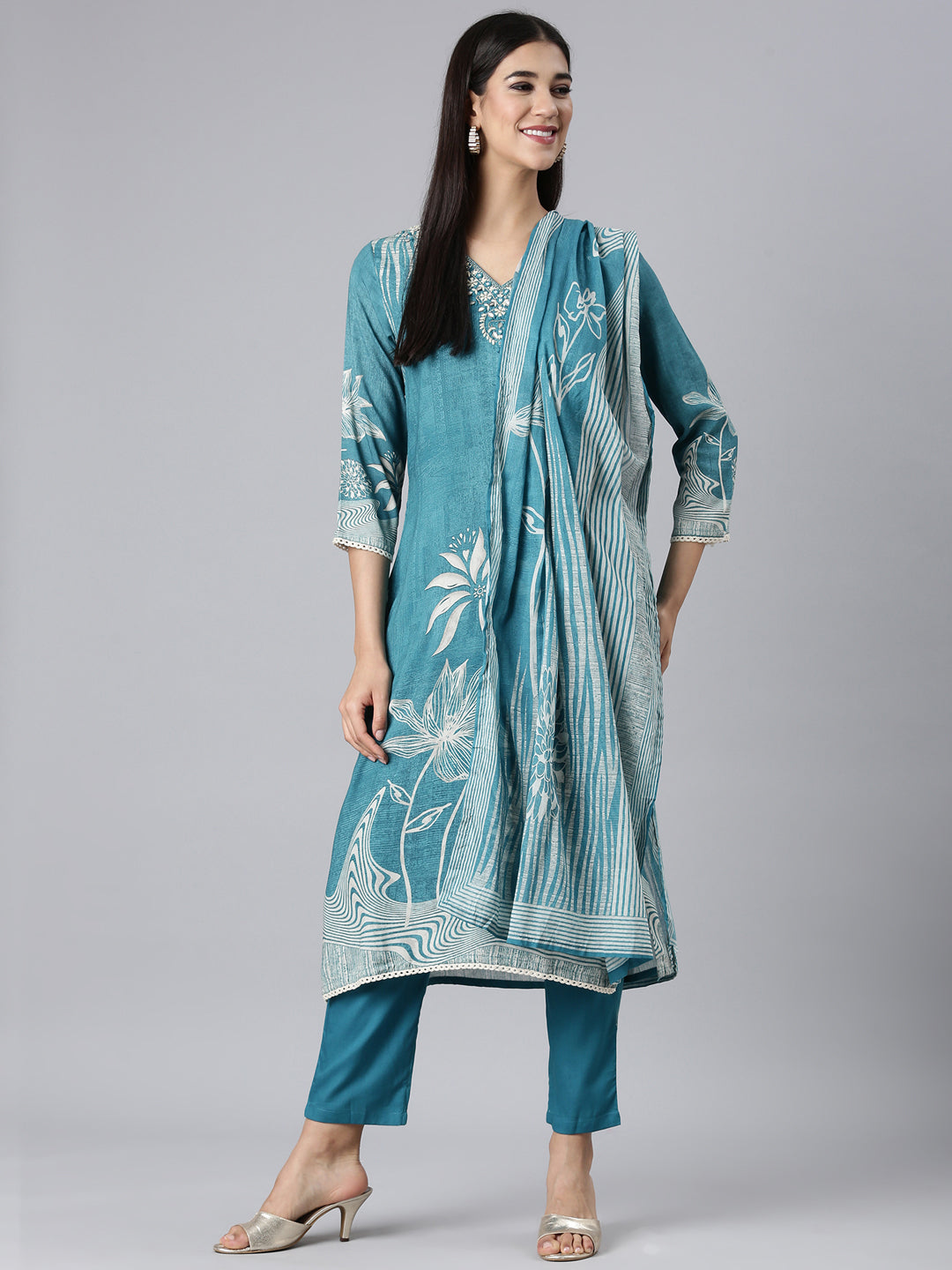 Neerus Green Viscose Rayon Printed Suit Set - detail view 3