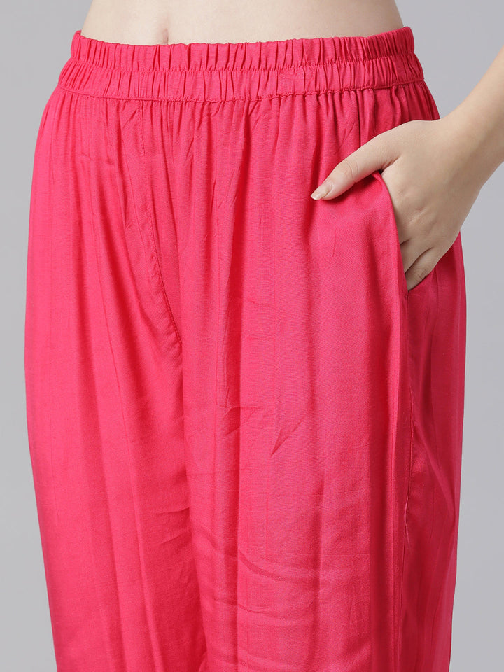 Neerus Red cotton printed suit set - detail view 3