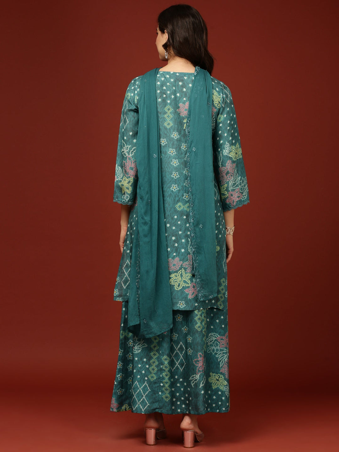 Neerus Green crepe printed suit set - detail view 2