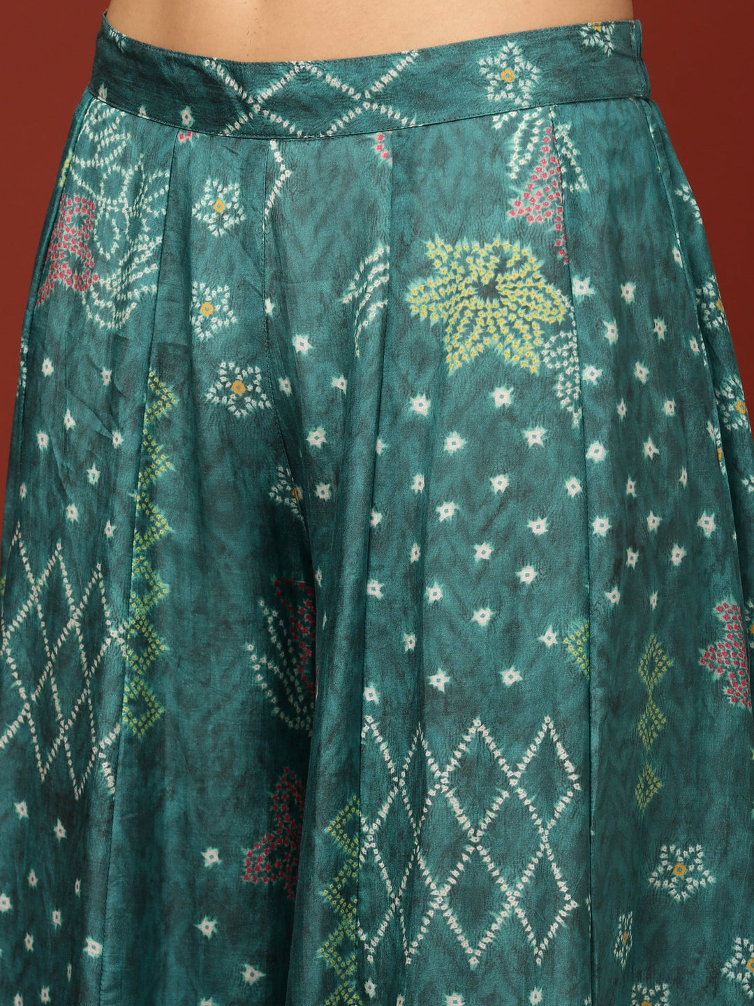 Neerus Green crepe printed suit set - detail view 3