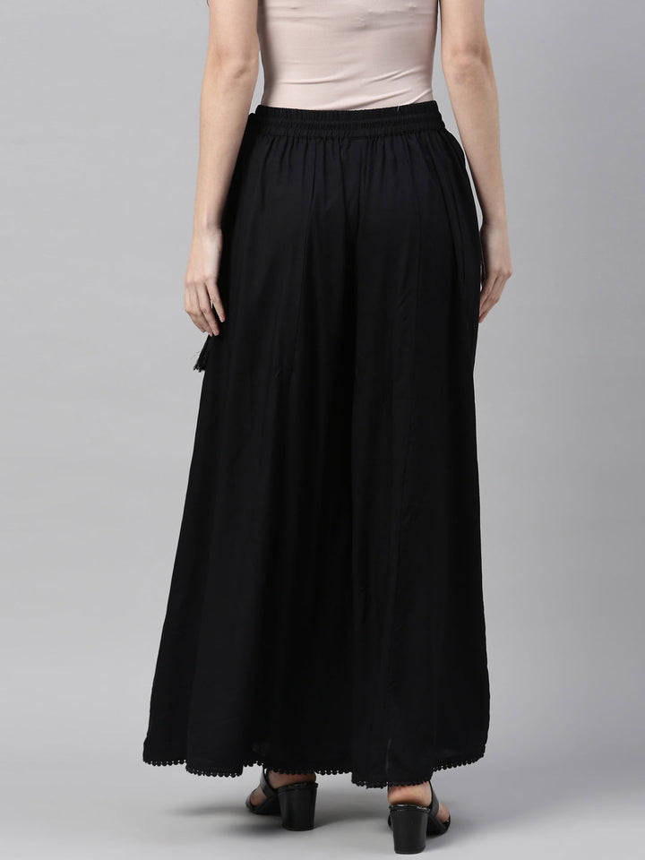Neerus Black solid flared palazzo - detail view 2
