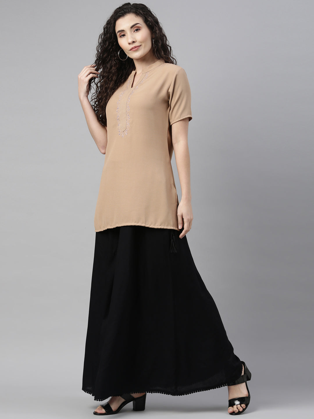 Neerus Black solid flared palazzo - front view