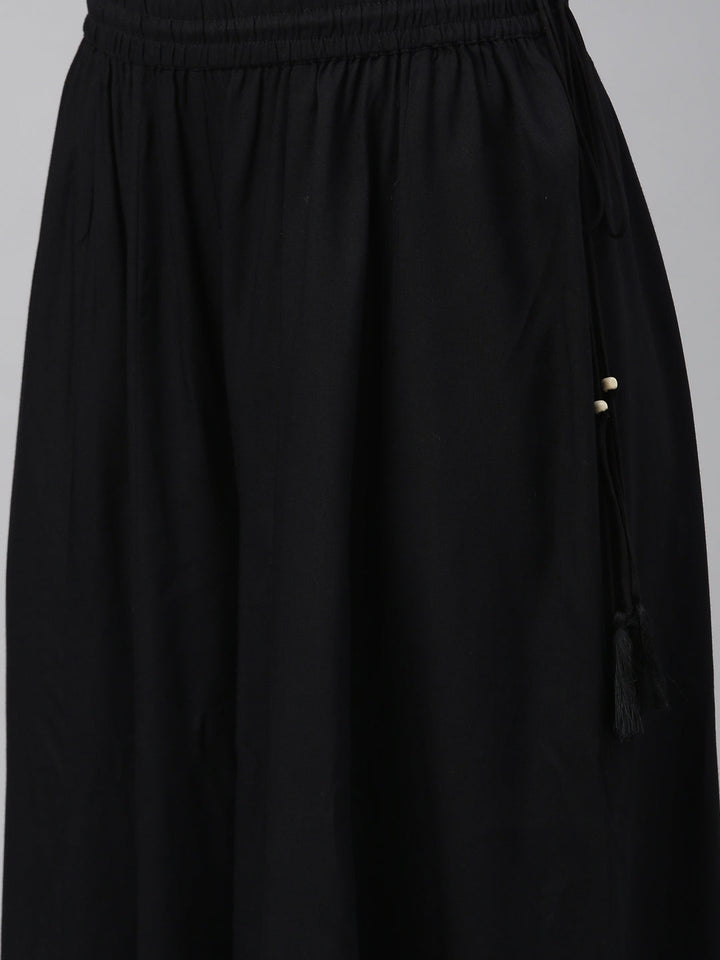 Neerus Black solid flared palazzo - detail view 5