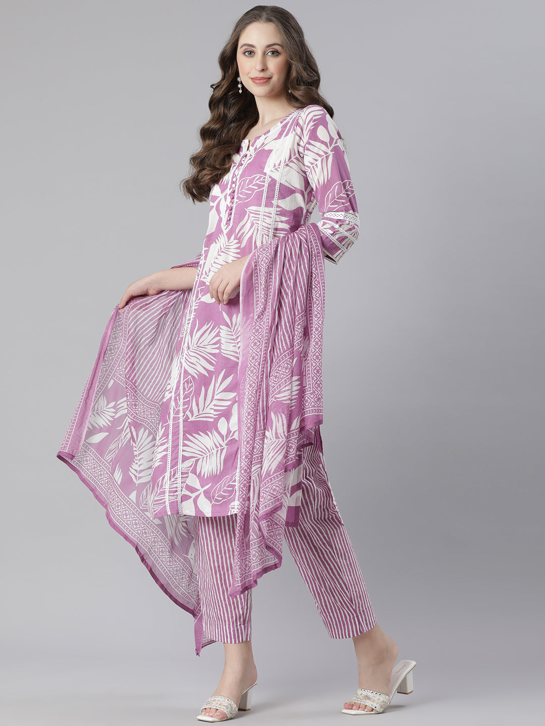 Neerus Purple cotton printed suit set - detail view 2