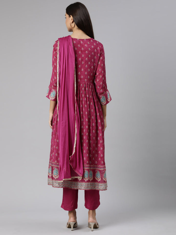 Neerus Pink crepe printed suit set - side view