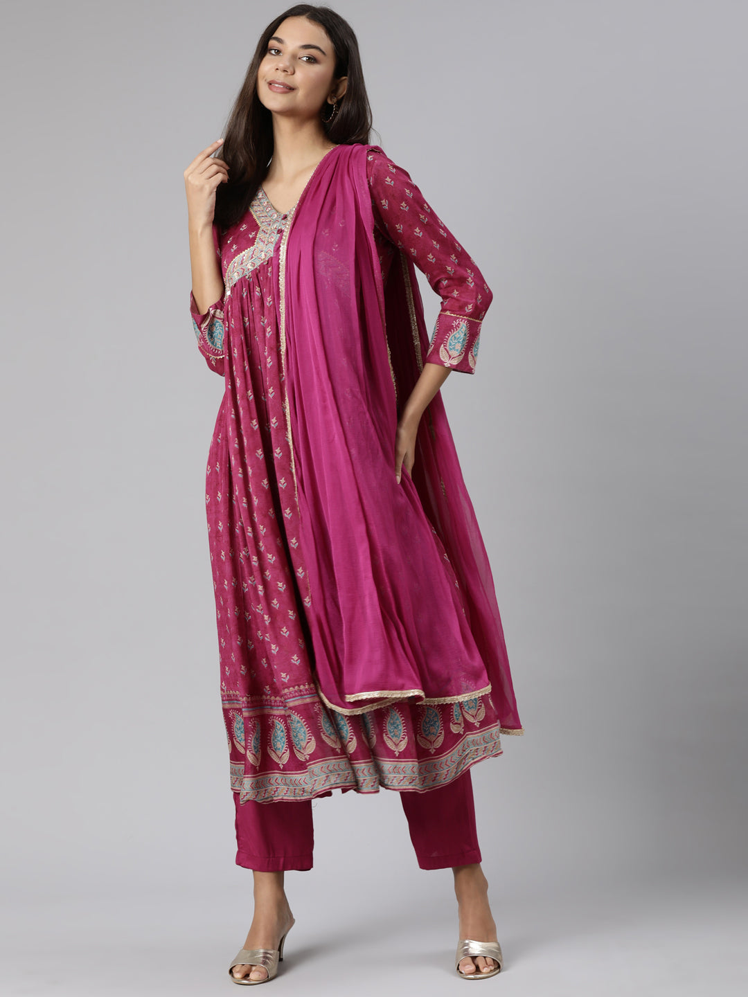 Neerus Pink crepe printed suit set - detail view 2