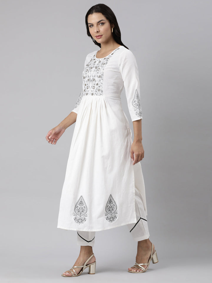 Neerus White cotton printed suit set - back view