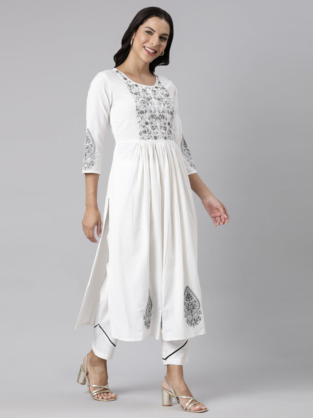 Neerus White cotton printed suit set - side view