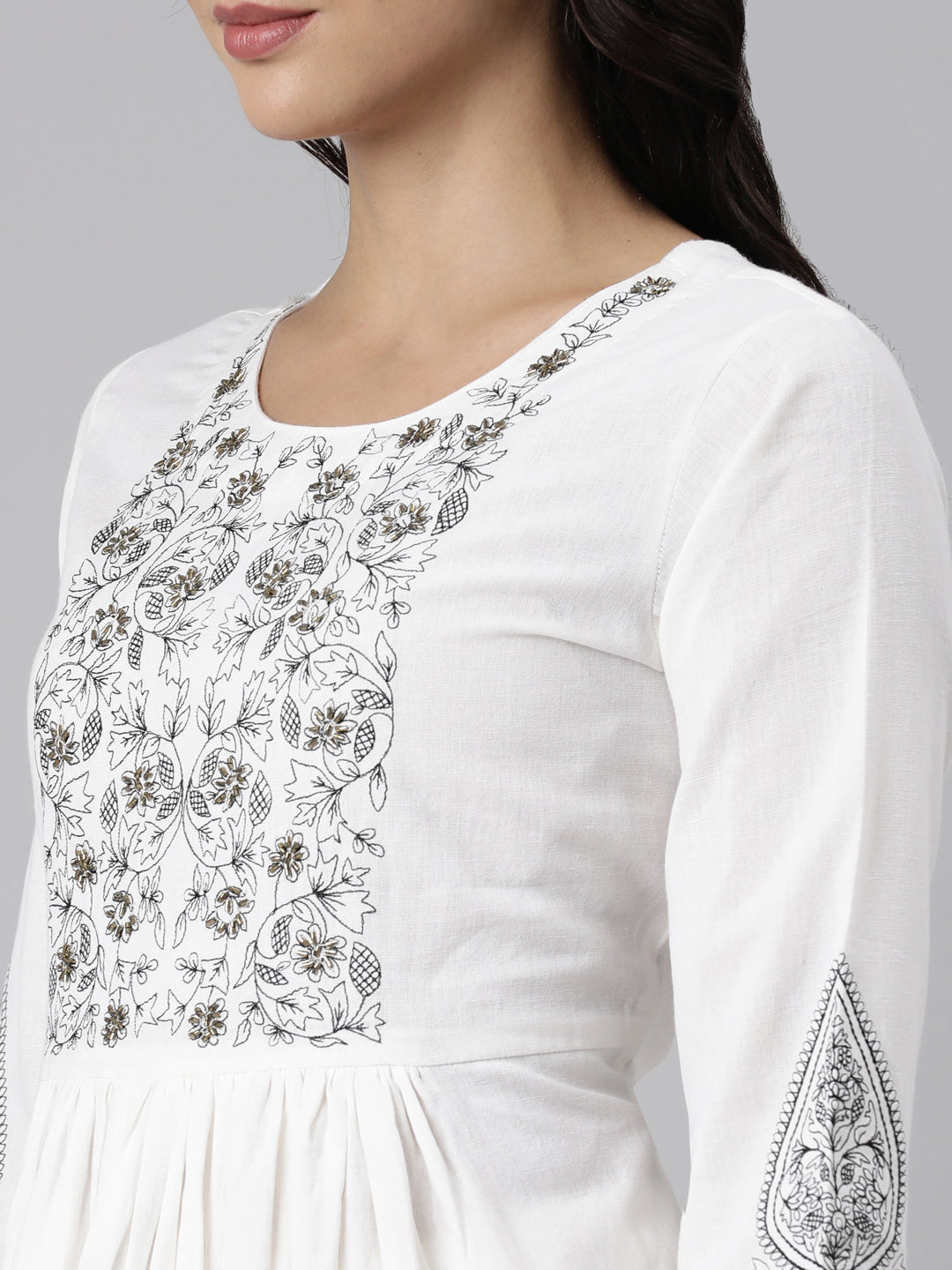 Neerus White cotton printed suit set - detail view 2