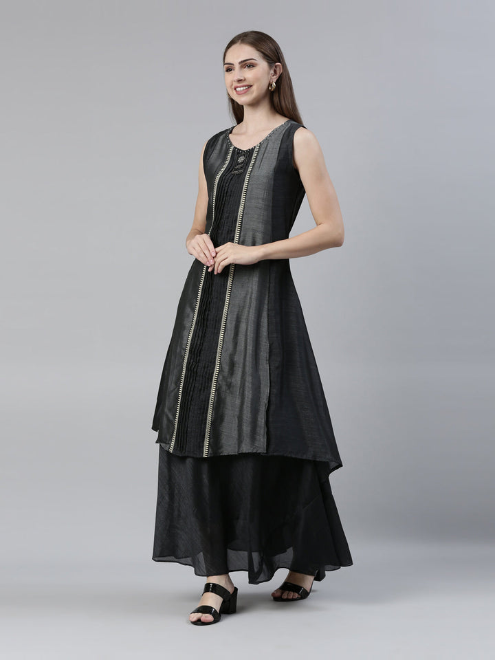 Neerus Crepe thread embroidered panelled A-Line kurta - side view