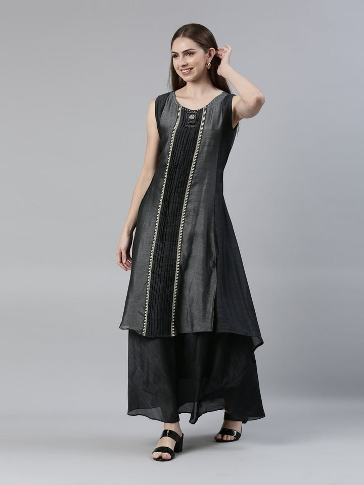 Neerus Crepe thread embroidered panelled A-Line kurta - detail view 3
