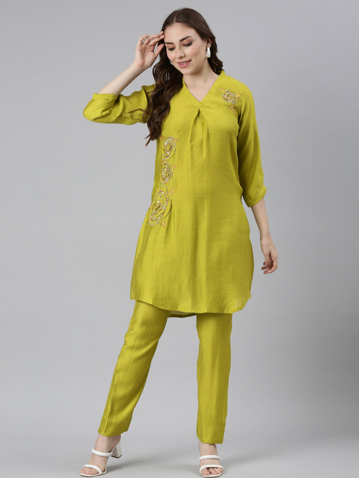 Neerus Green solid curved kurta set with trouser - detail view 2