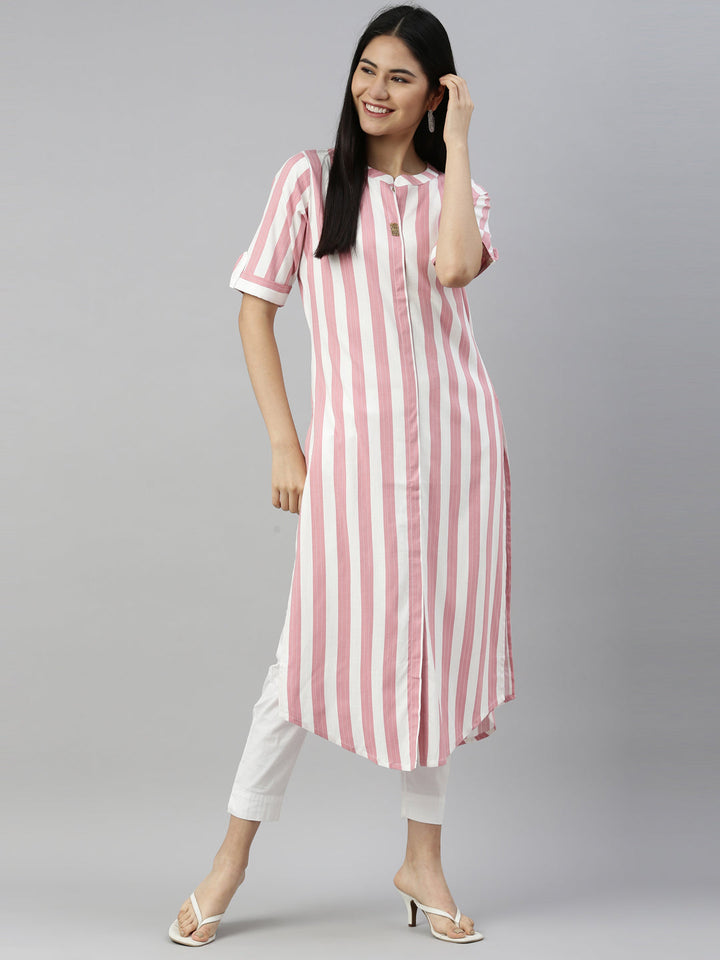 Neerus Pink rayon straight kurta - detail view 3