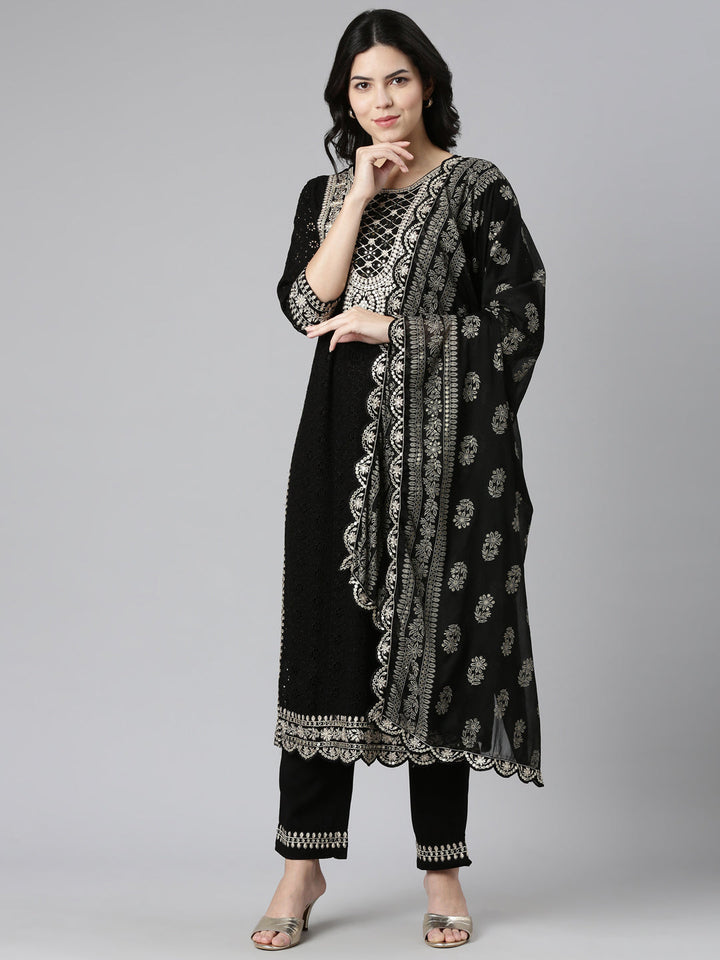 Neerus Black solid straight suit set - front view
