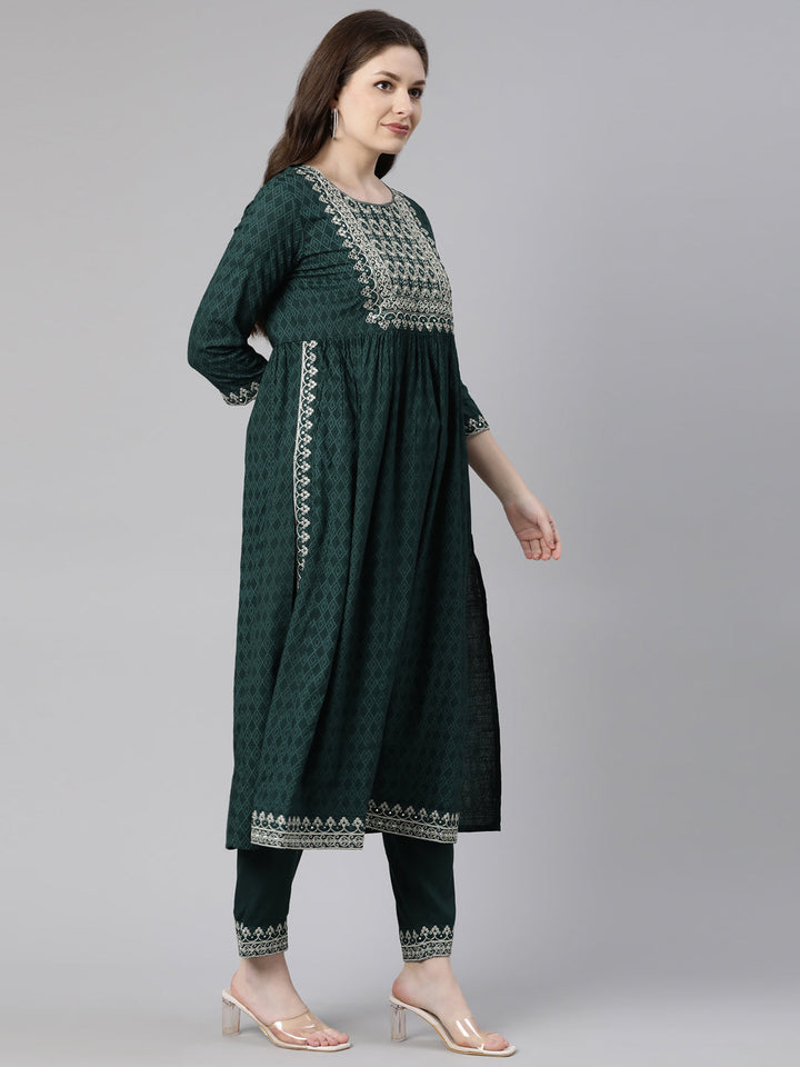 Neerus Green slub cotton embroidered kurta set - back view