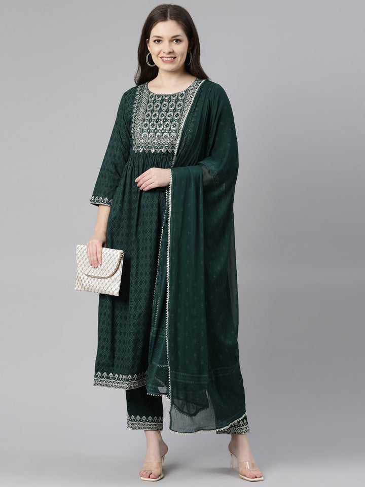 Neerus Green slub cotton embroidered kurta set - side view