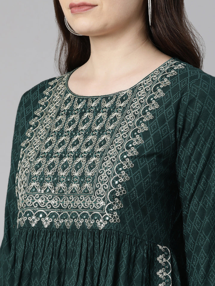 Neerus Green slub cotton embroidered kurta set - detail view 3