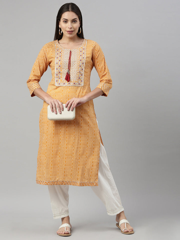 Neerus Yellow cotton mirror work kurta straight silhouette - detail view 3