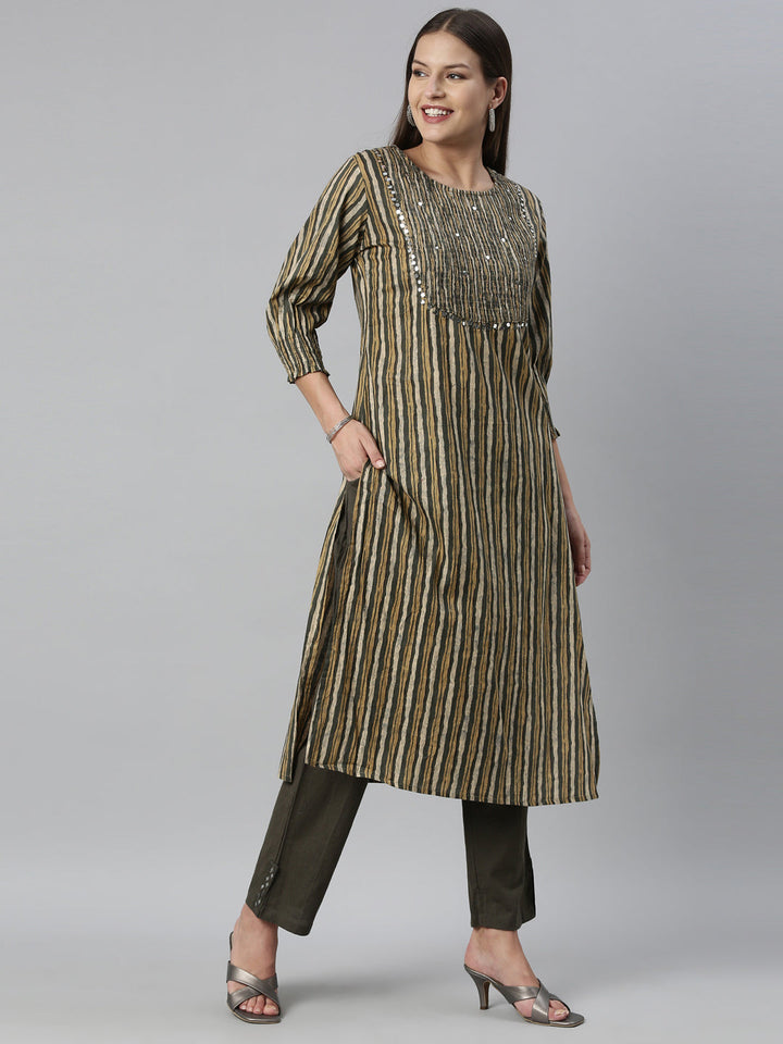 Neerus Green cotton printed kurta set - detail view 2