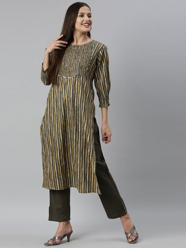Neerus Green cotton printed kurta set - detail view 4