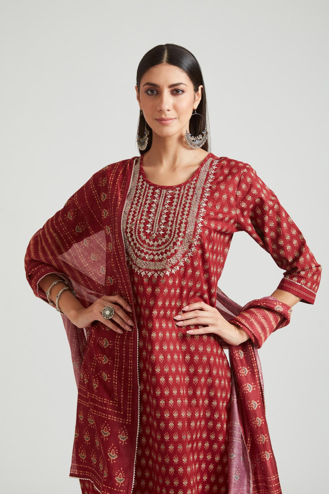 Neerus Maroon jute cotton printed kurta set - back view