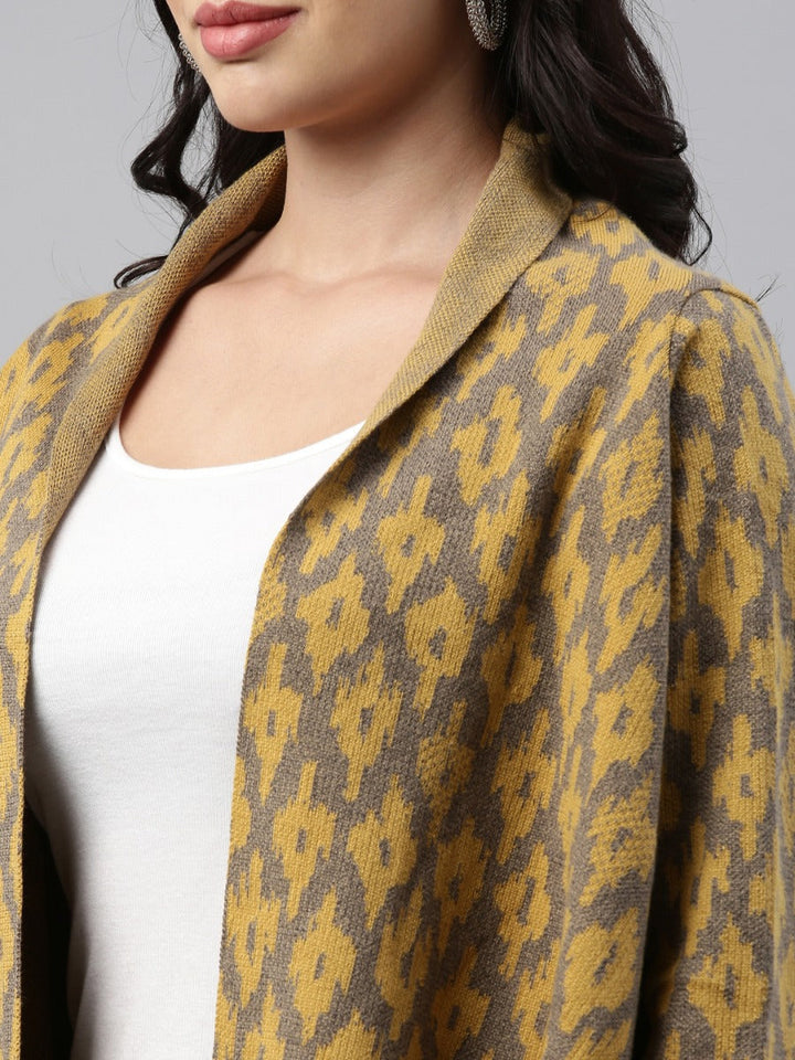 Neerus Green acrylic woven longline shrug - detail view 2
