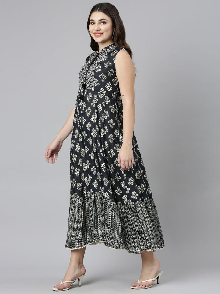 Neerus Black printed straight dress - back view
