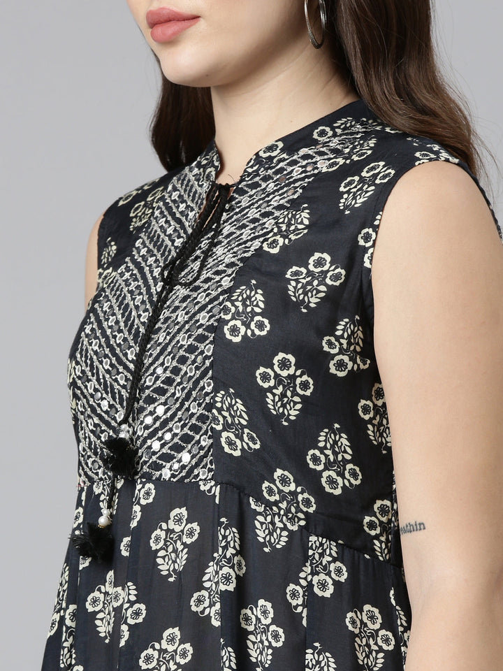 Neerus Black printed straight dress - detail view 1
