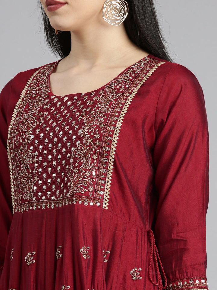 Neerus Maroon floral printed kurta set with trouser and dupatta - detail view 1