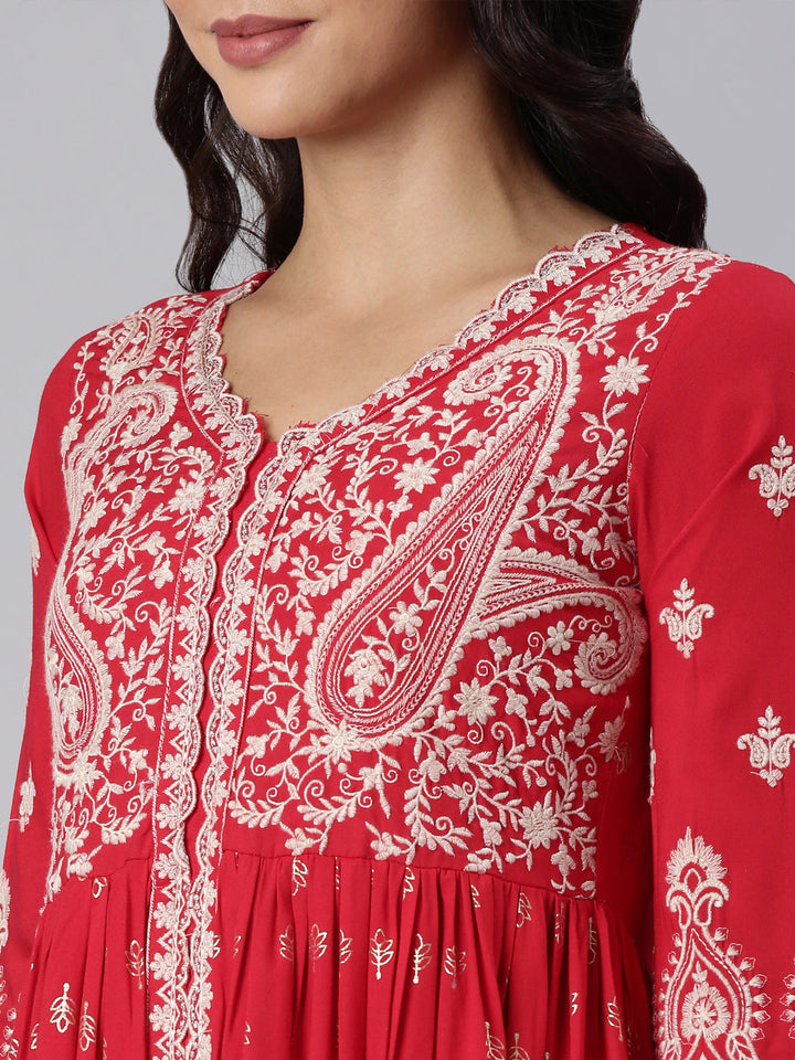 Neerus Red rayon panelled straight suit set - detail view 2